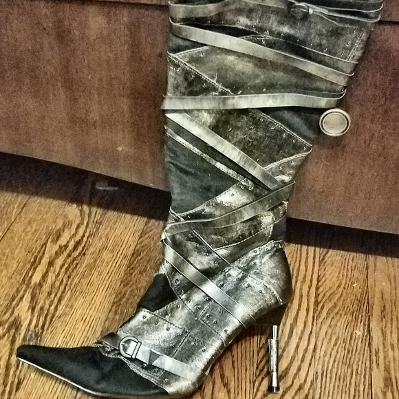 Knee-High Silver & Black Italian Designer Boots - Picture 4 of 8
